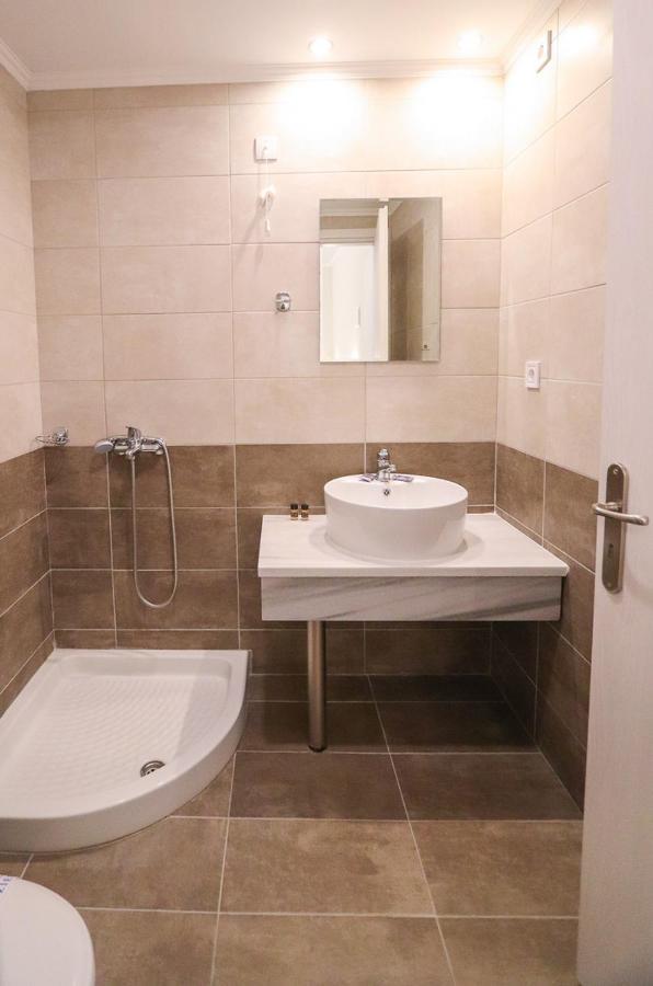 Hotel Banbus Loutra Aidhipsou Exteriör bild