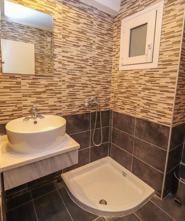 Hotel Banbus Loutra Aidhipsou Exteriör bild