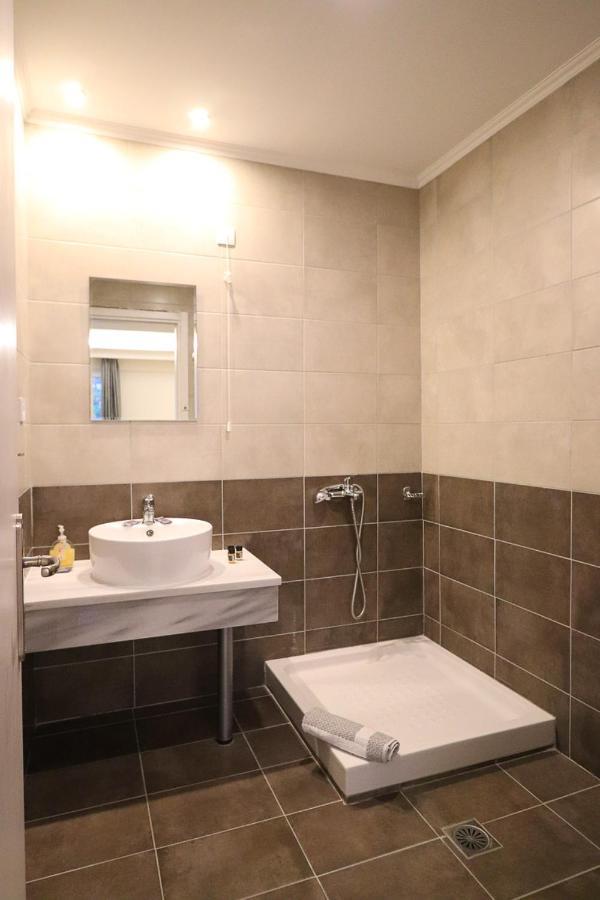 Hotel Banbus Loutra Aidhipsou Exteriör bild