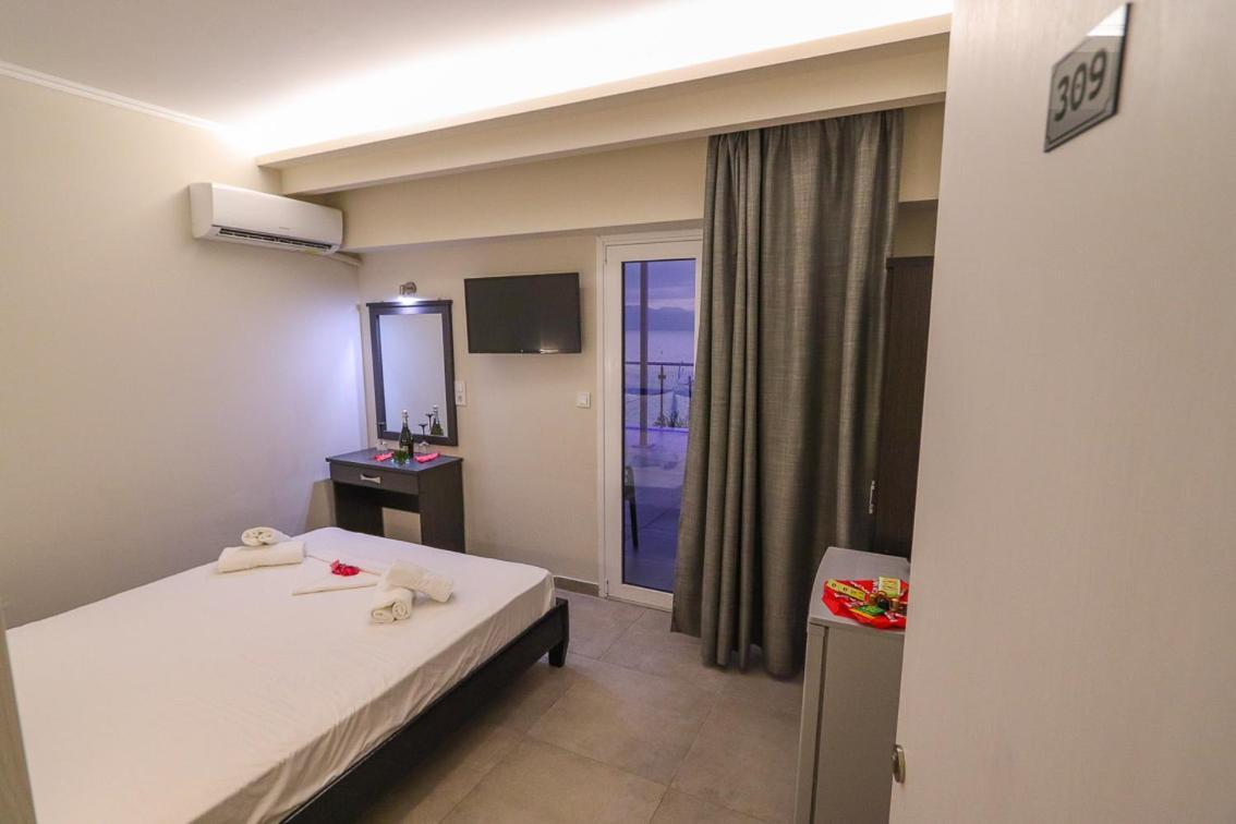 Hotel Banbus Loutra Aidhipsou Exteriör bild