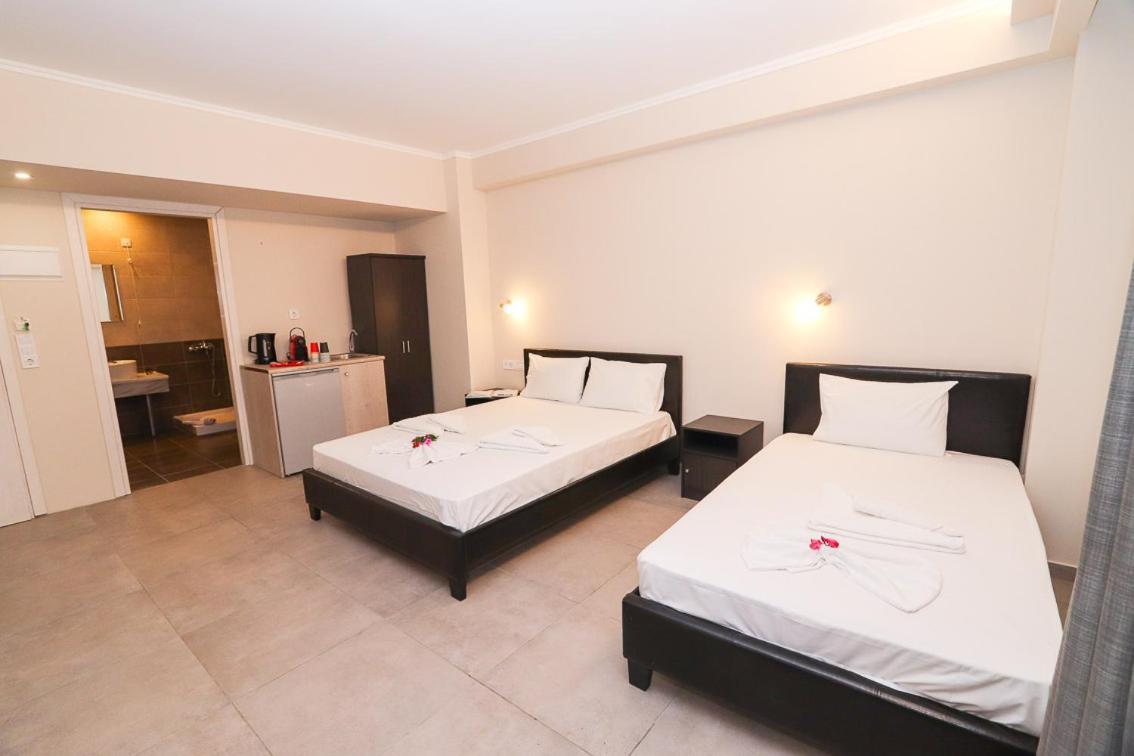 Hotel Banbus Loutra Aidhipsou Exteriör bild